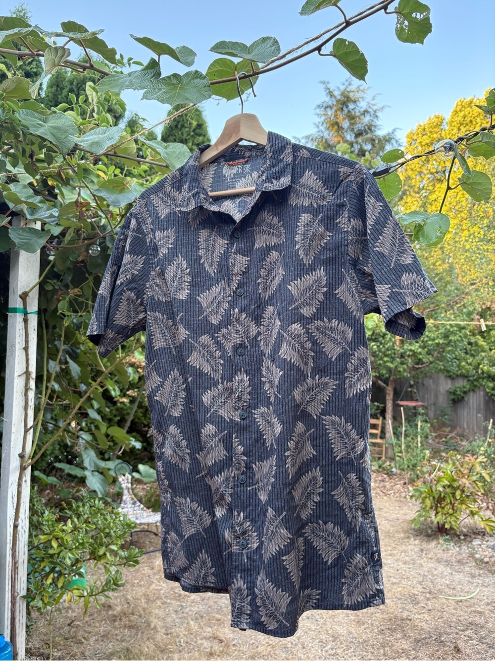 Roark Men's Medium Charcoal Short-Sleeve Button-Down with Beige Leaf Print